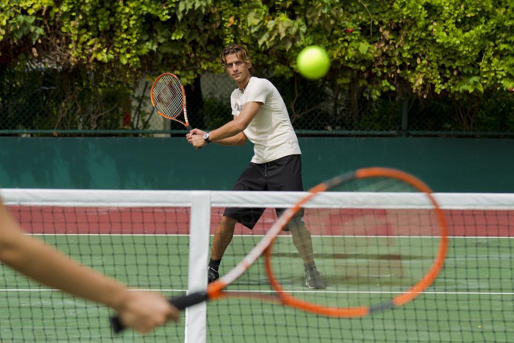 Kurumba Maldives Vihamanaafushi Eksteriør billede A backhand stroke