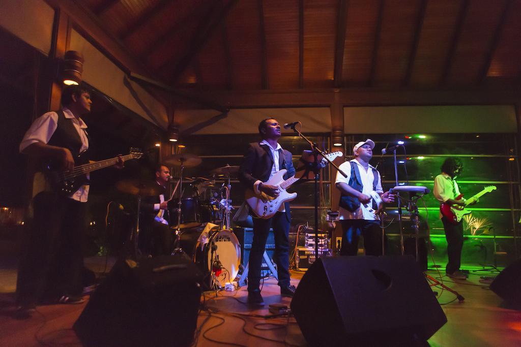 Kurumba Maldives Vihamanaafushi Eksteriør billede The band performing in 2011
