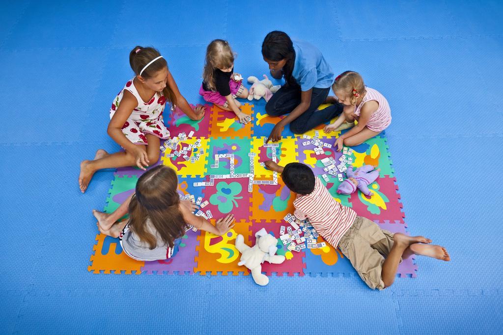 Kurumba Maldives Vihamanaafushi Eksteriør billede Children playing with a puzzle