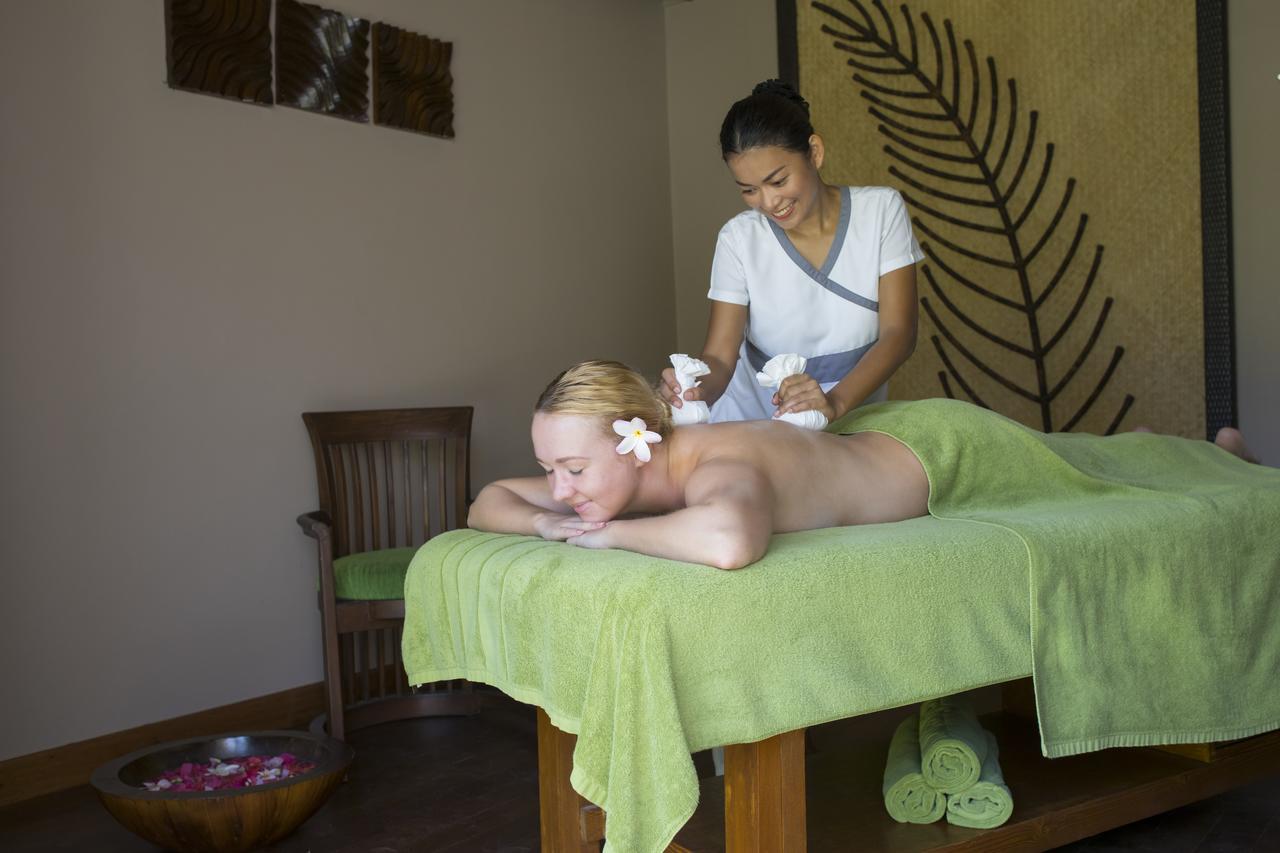 Kurumba Maldives Vihamanaafushi Eksteriør billede A woman receiving a massage
